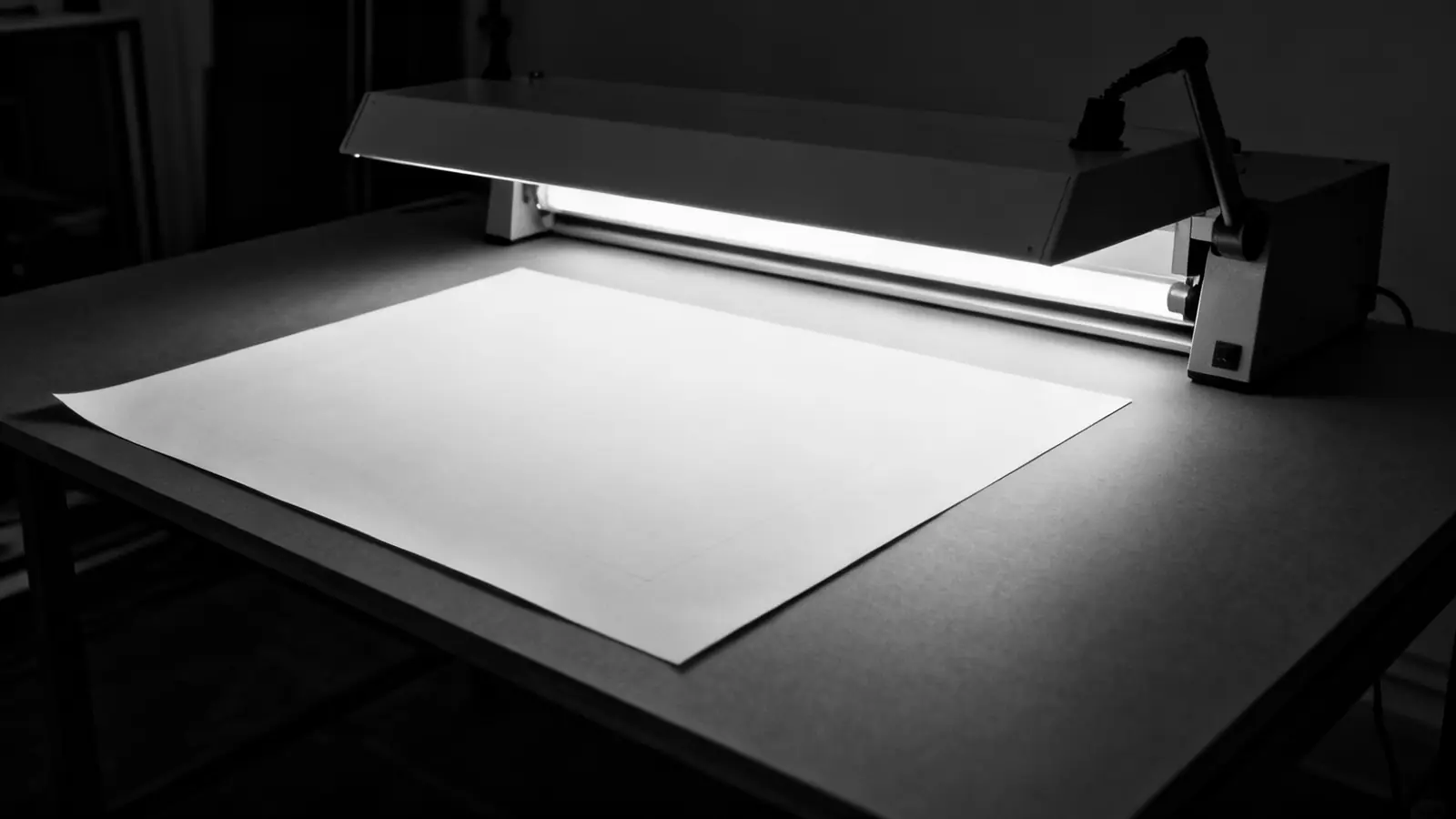 Leuchttisch mit einem leeren Blatt Transparentpapier in einem abgedunkelten Studio